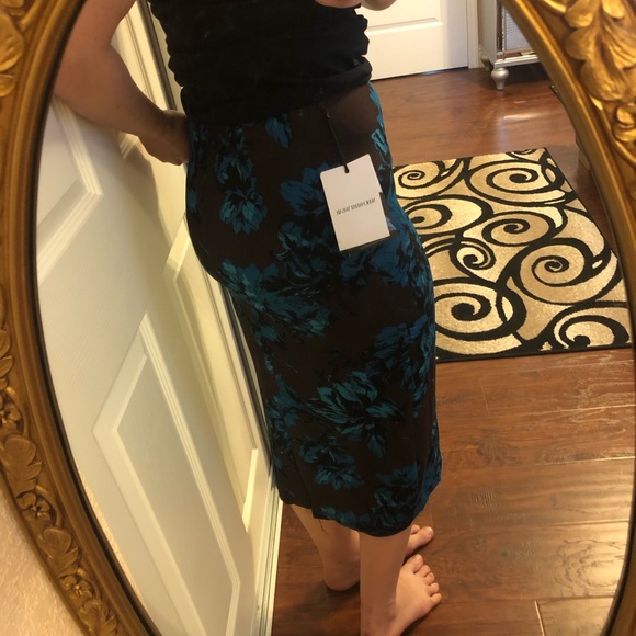 Beautiful floral skirt - Picture 2 of 10